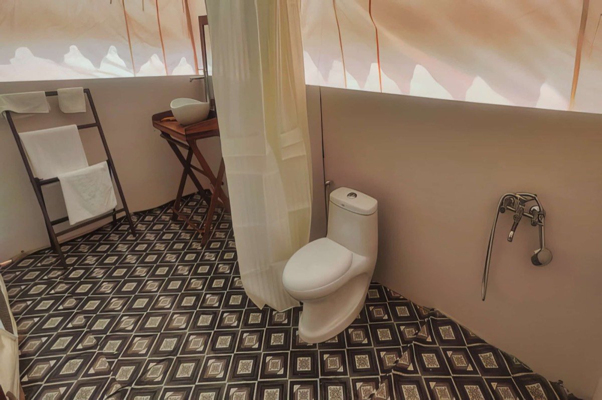 Luxury tent: private bathroom