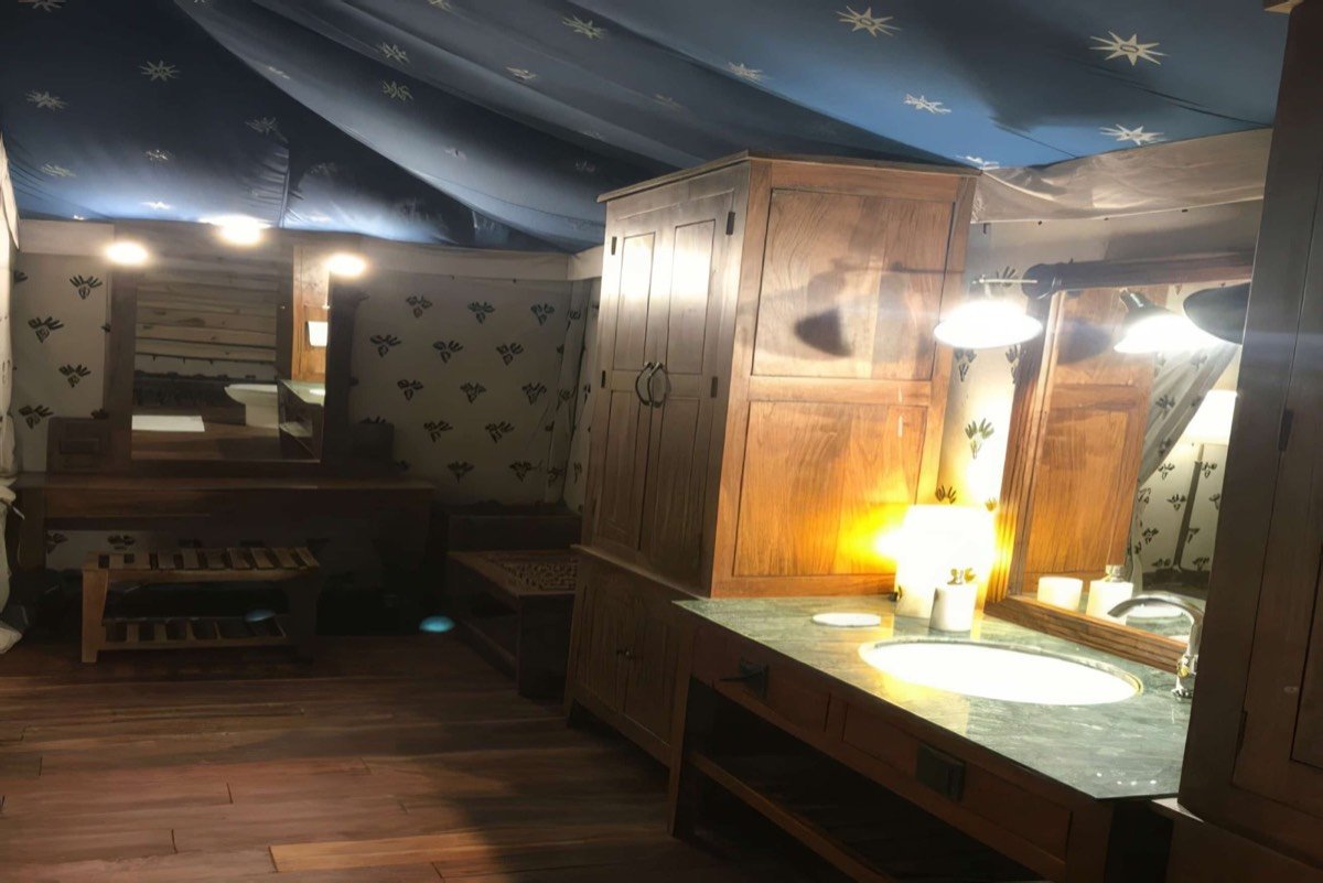 Premium tent: wardrobe and vanity